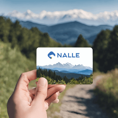 Person holding a Nalle Gift Card on a hiking trail in the mountains.